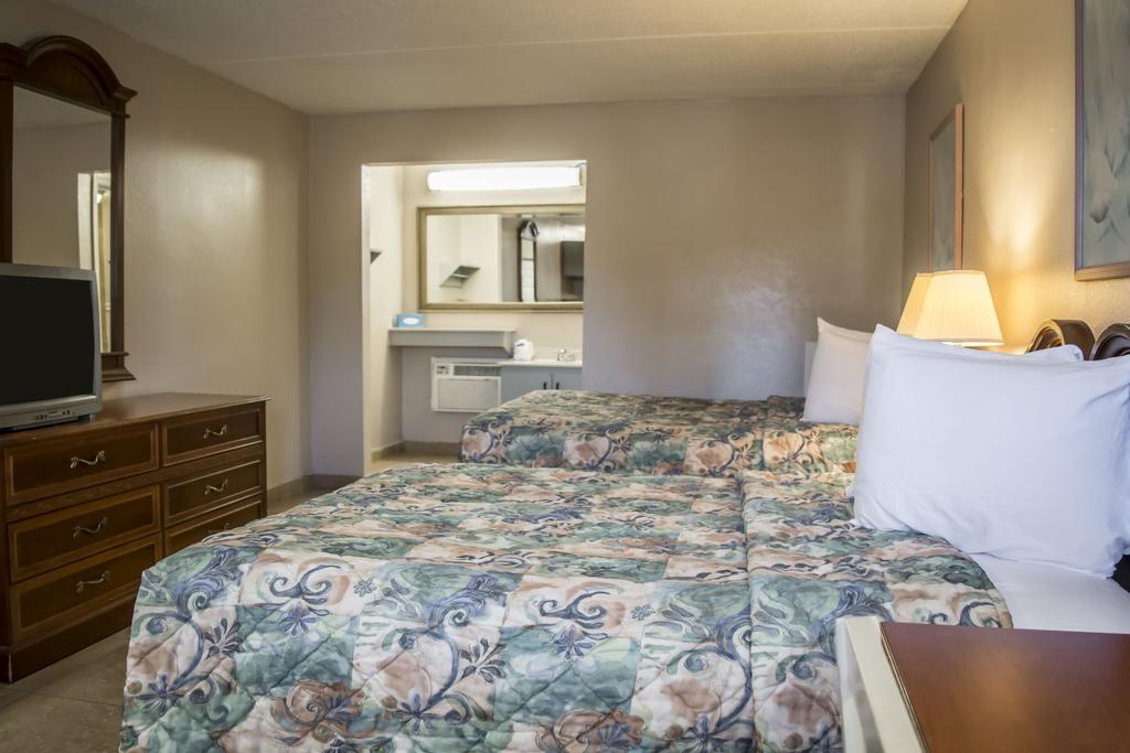 Rodeway Inn Clearwater-Dunedin Exterior photo
